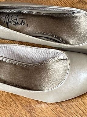 Life Stride Light Tan Pump Shoes